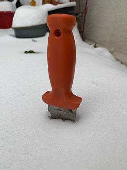 Image of a knife in the snow